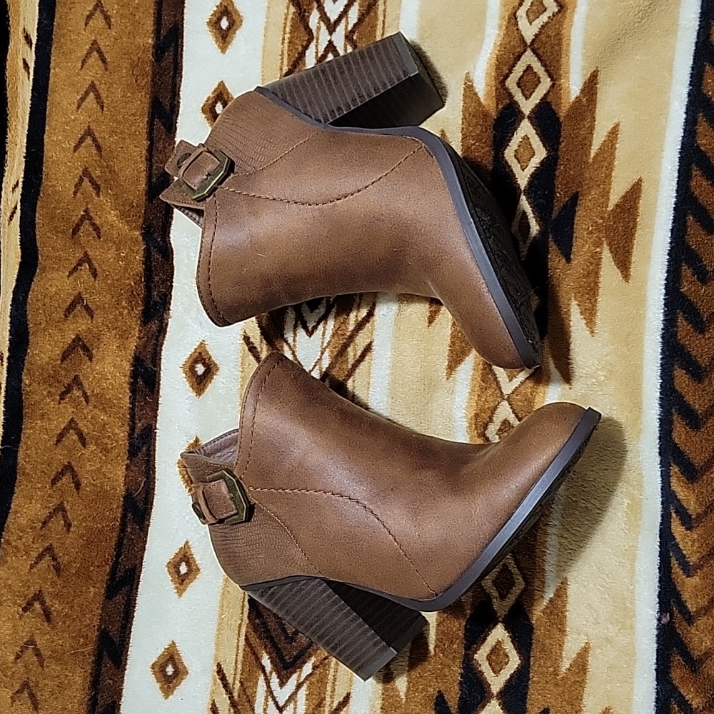 Daisy Fuentes booties